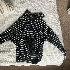 NEVER WORN. SIZE XL. AMERICAN EAGLE LONG SLEEVE